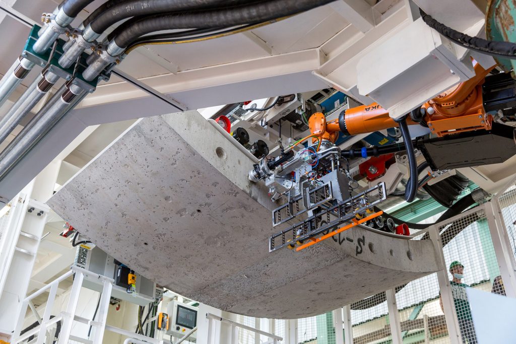 Krokodyl robot lifts TBM tunnel segment November 2020